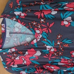 Lori Goldstein Shark bite hem top EUC